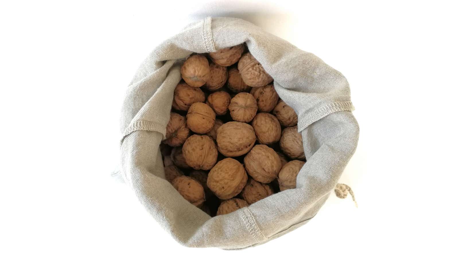 Graikiniai riešutai lininiame maišelyje