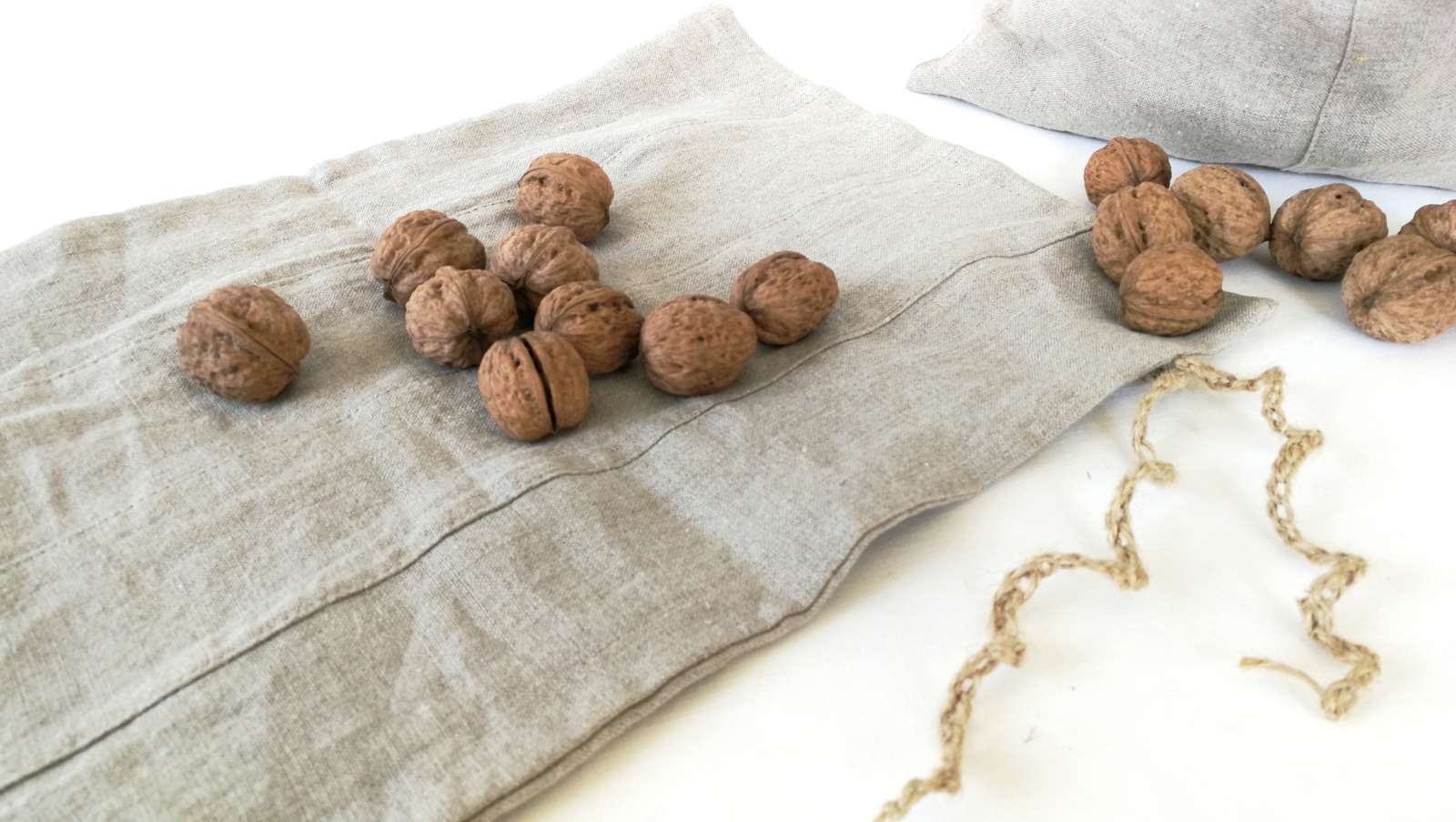 Graikiniai riešutai lininiame maišelyje