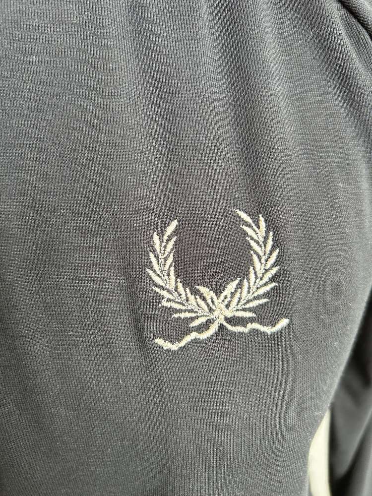 Juodas džemperis su emblema