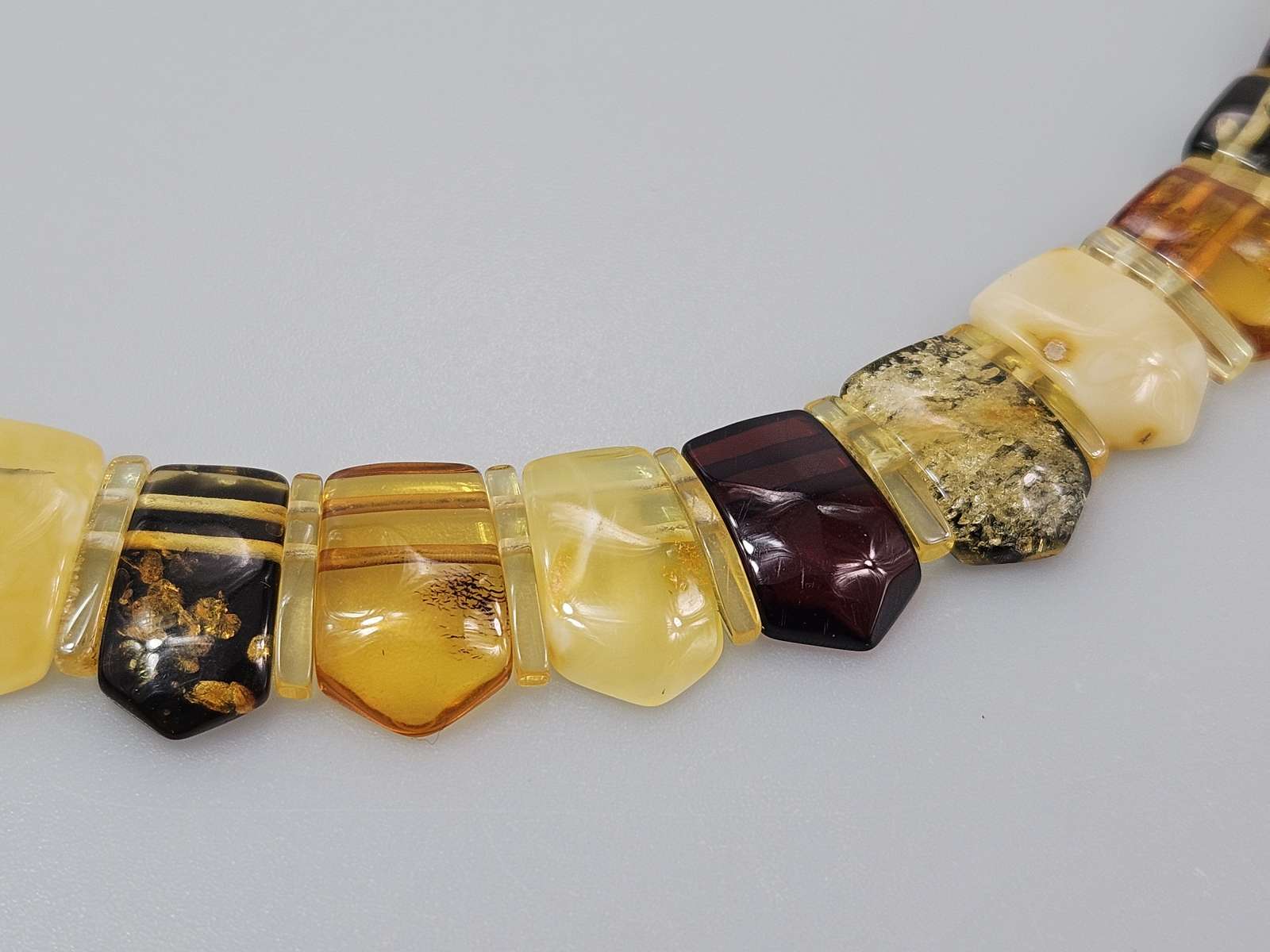 Margi gintaro karoliai rankų darbo kolje dovana mamai žmonai sesei