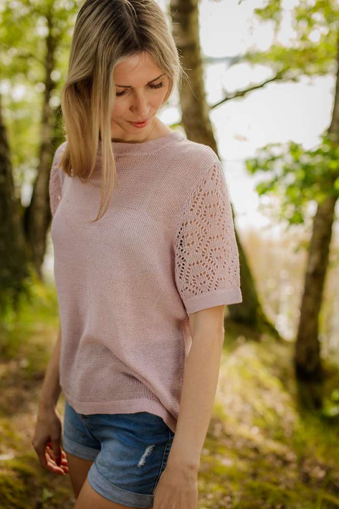 Romantiška lininė palaidinė su kiauraraščio rankovėmis ir apvaliu kaklu