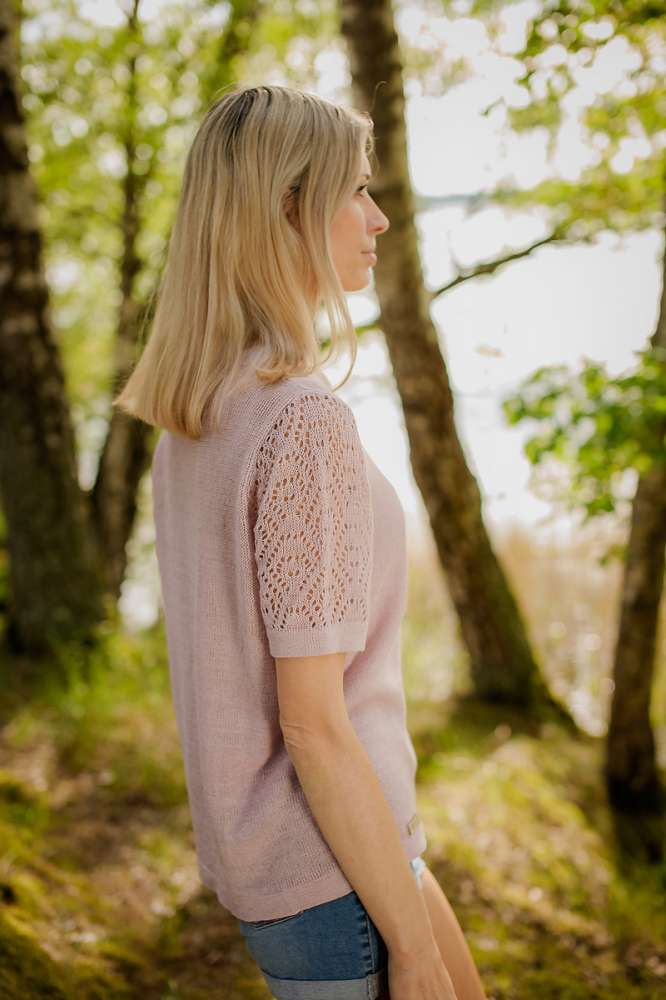Romantiška lininė palaidinė su kiauraraščio rankovėmis ir apvaliu kaklu