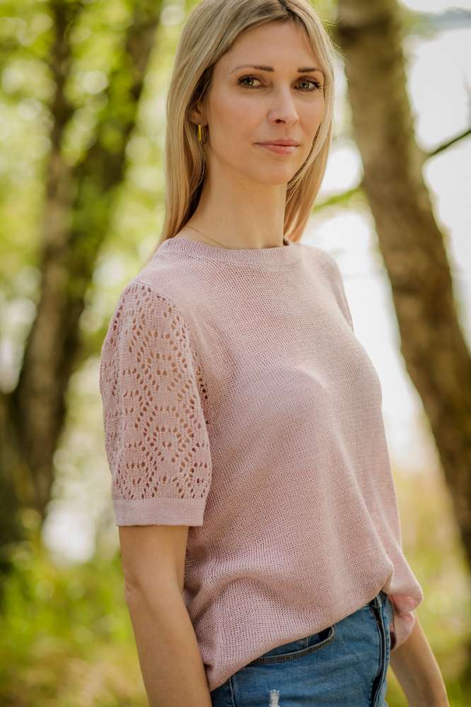 Romantiška lininė palaidinė su kiauraraščio rankovėmis ir apvaliu kaklu