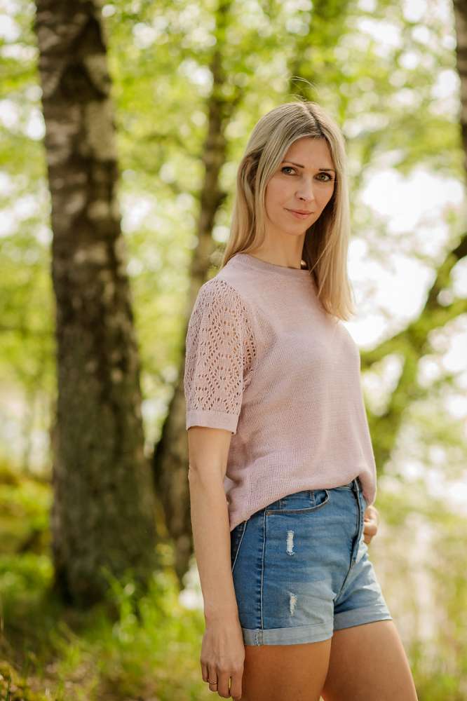 Romantiška lininė palaidinė su kiauraraščio rankovėmis ir apvaliu kaklu