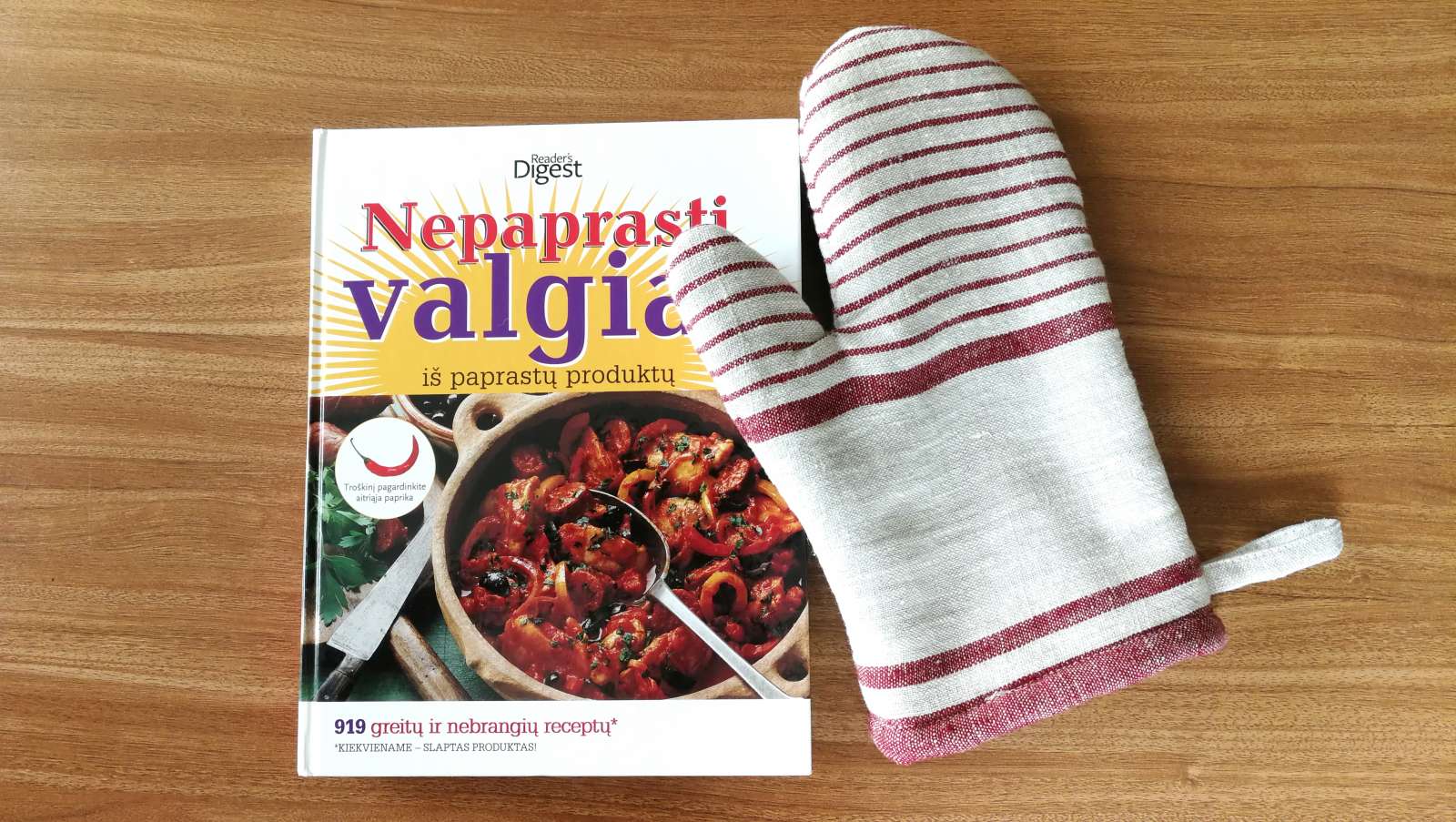 Lininė virtuvinė pirštinė su vyšninėmis juostelėmis