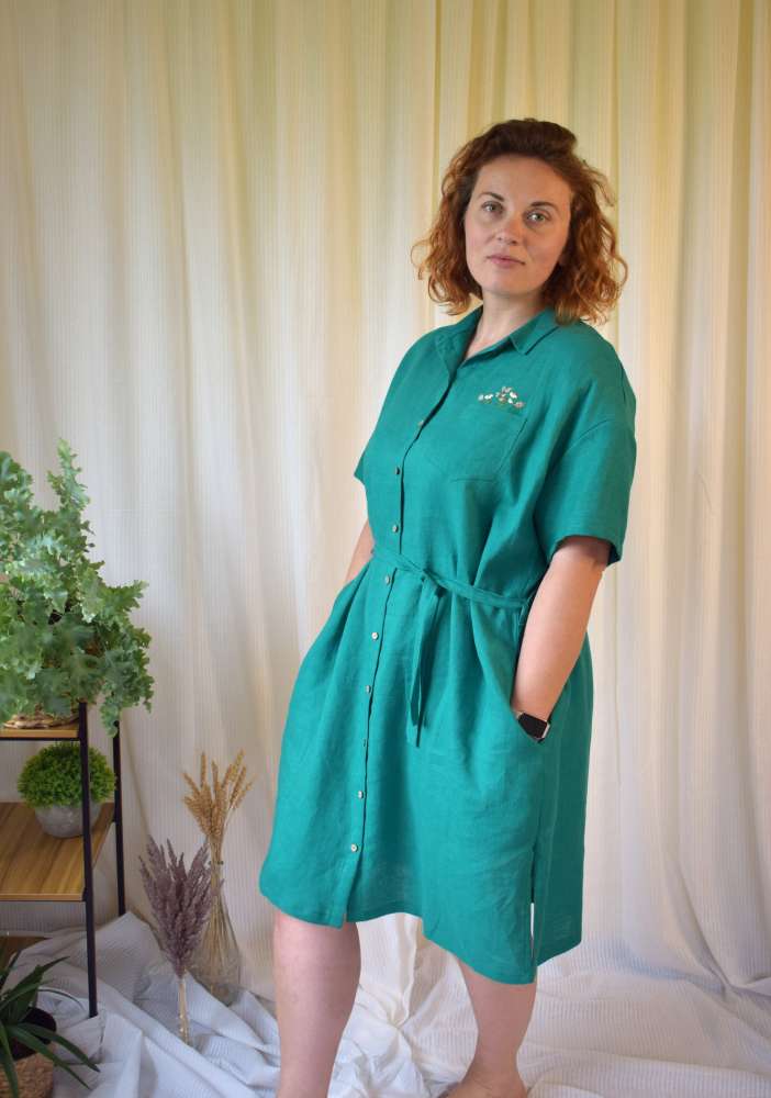Lininė marškinių tipo suknelė su rankomis siuvinėtomis gėlėmis