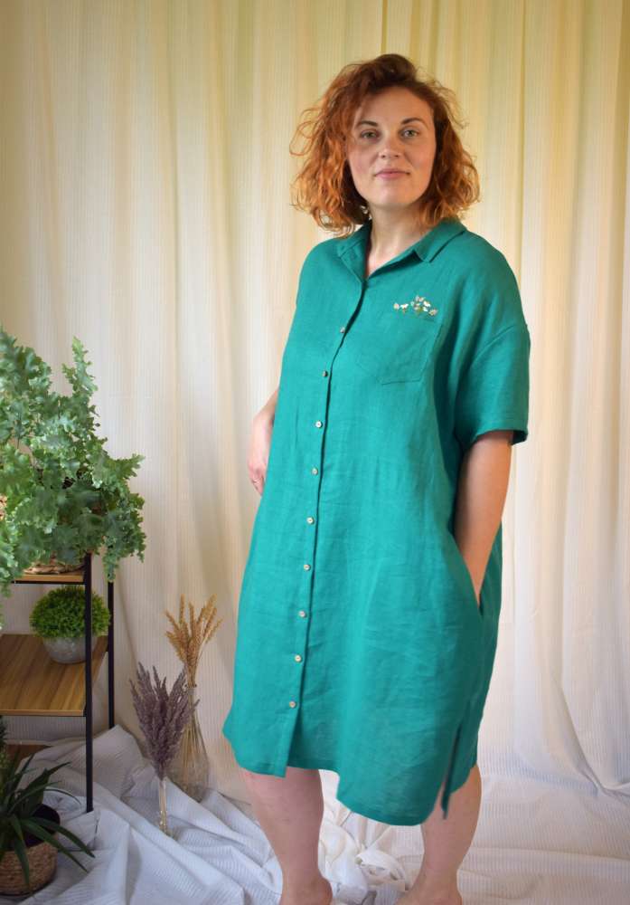 Lininė marškinių tipo suknelė su rankomis siuvinėtomis gėlėmis