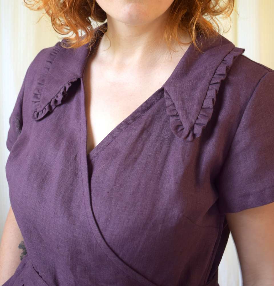 Lininė susiaučiama suknelė su raukinių apykakle