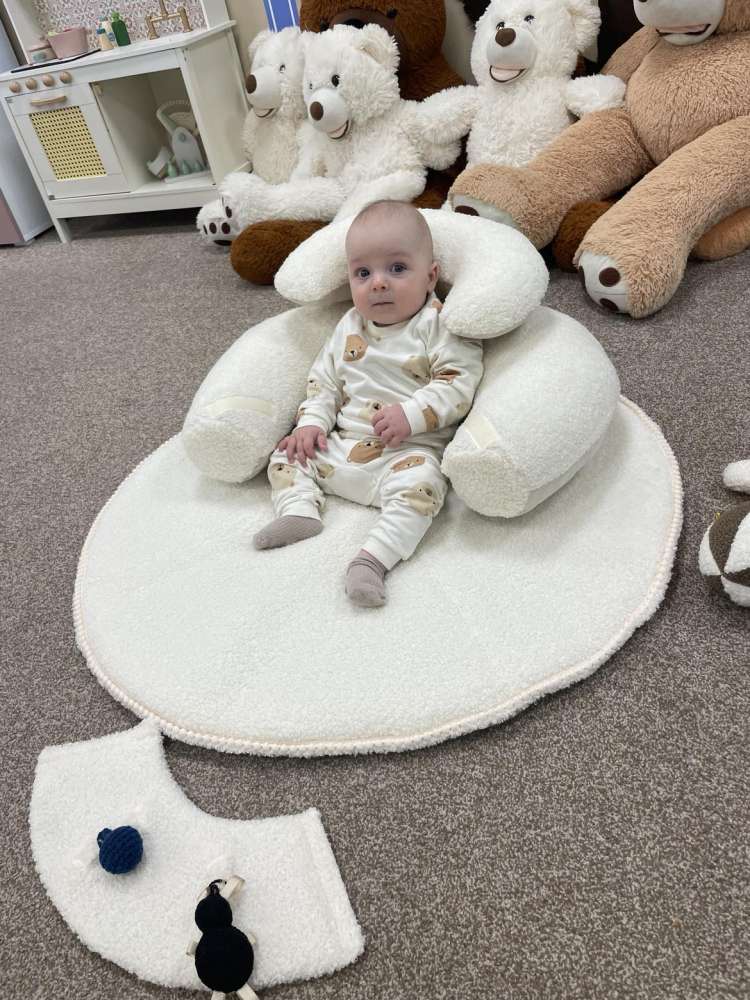 SĖDINUKAS su apvaliu kilimėliu ,,Teddy vanilinė meškutė,,
