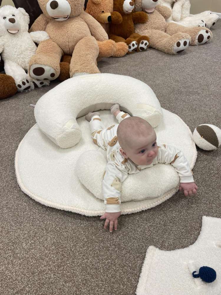 SĖDINUKAS su apvaliu kilimėliu ,,Teddy vanilinė meškutė,,