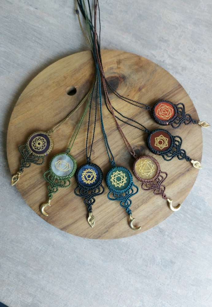 Macrame kaklo papuošalas su Sodalito akmeniu