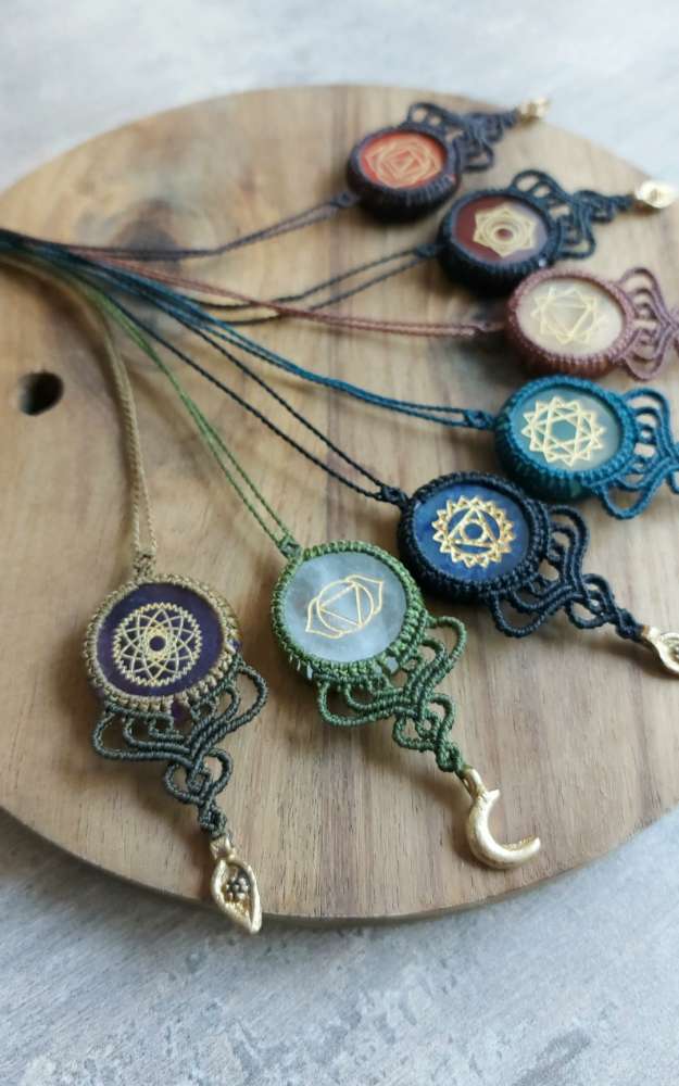 Macrame kaklo papuošalas su Sodalito akmeniu