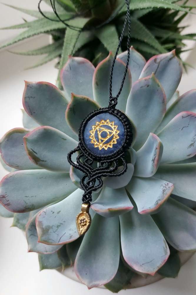Macrame kaklo papuošalas su Sodalito akmeniu