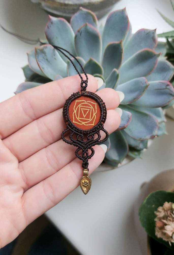 Macrame kaklo papuošalas su Raudonuoju Agatu