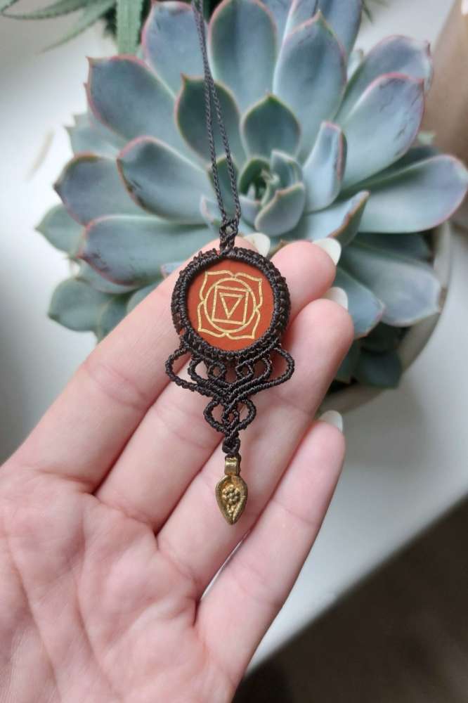 Macrame kaklo papuošalas su Raudonuoju Agatu