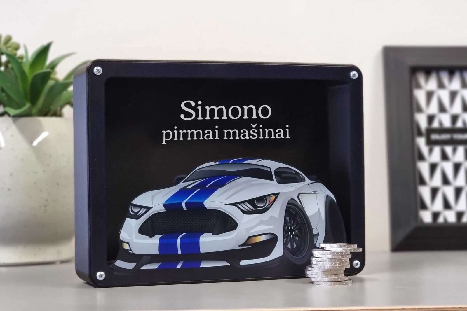 Vardinė taupyklė vaikams su sportiniu automobiliu – Juoda