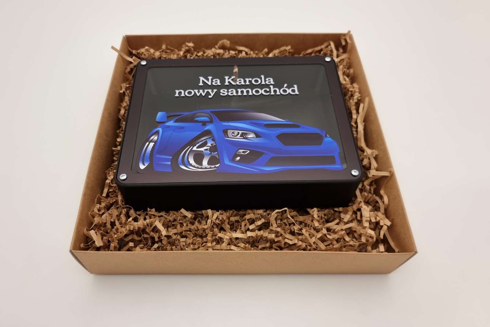 Vardinė taupyklė vaikams su mėlynu sportiniu automobiliu – Juoda