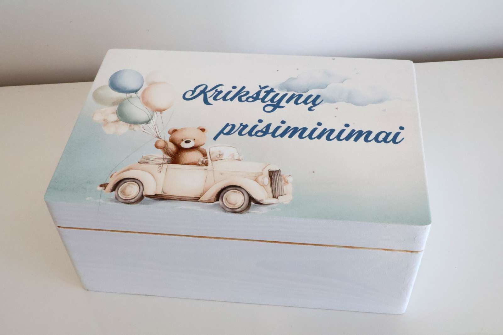 Krikštadėžė su meškučiu automobilyje