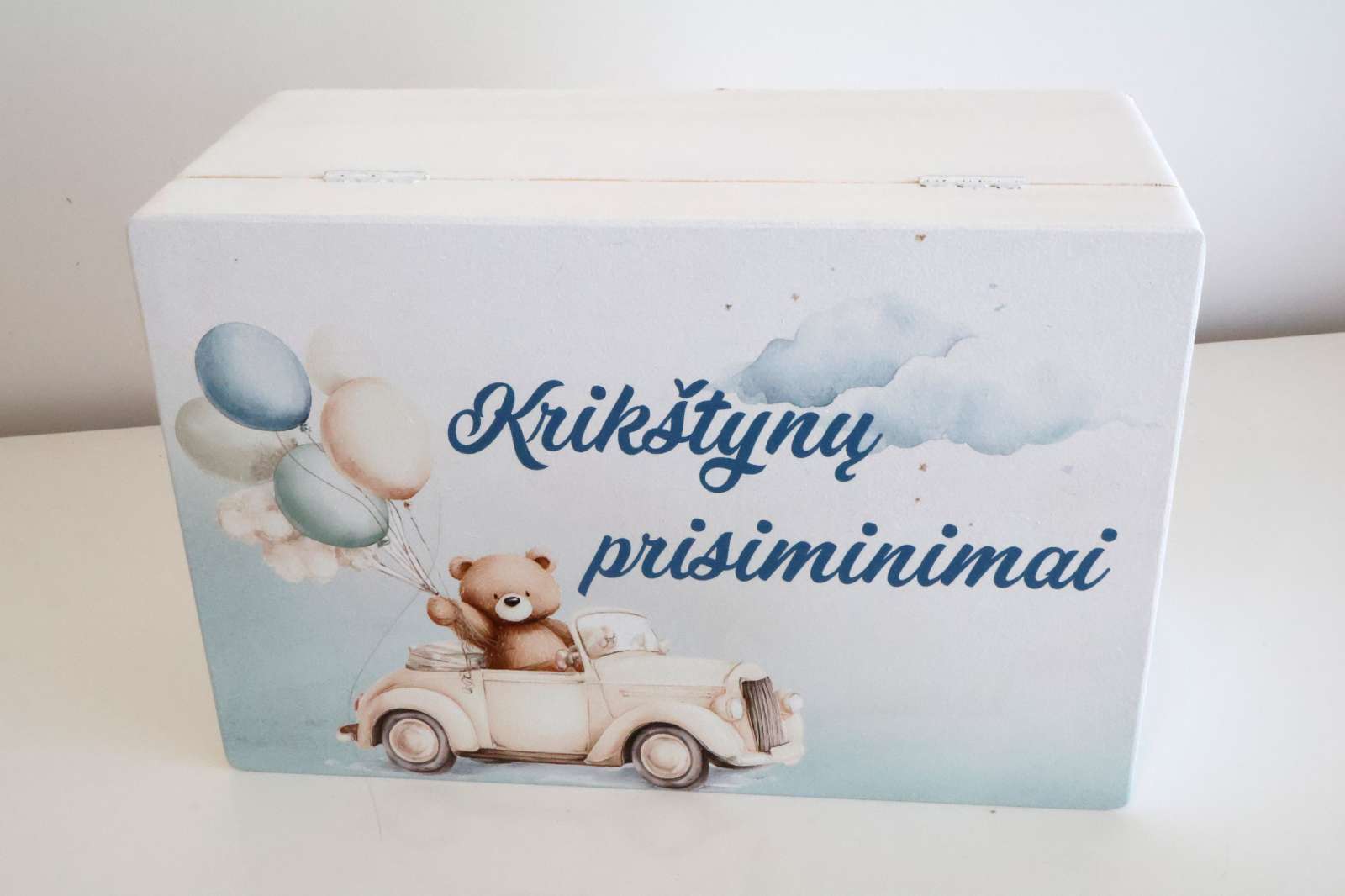 Krikštadėžė su meškučiu automobilyje