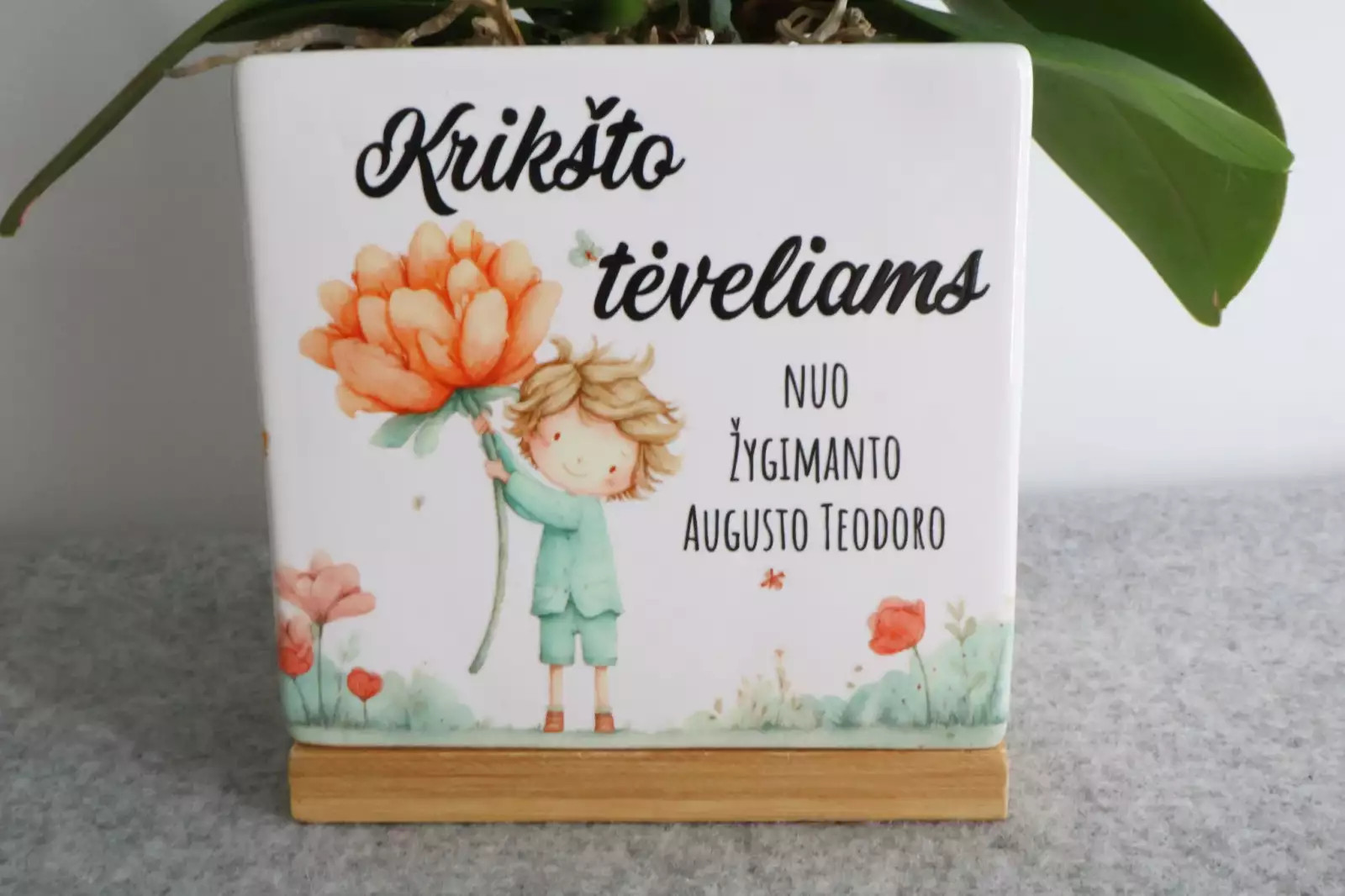 Vazonėlis krikšto tėvams su berniuku