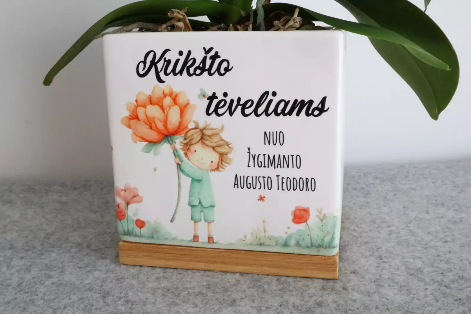 Vazonėlis krikšto tėvams su berniuku