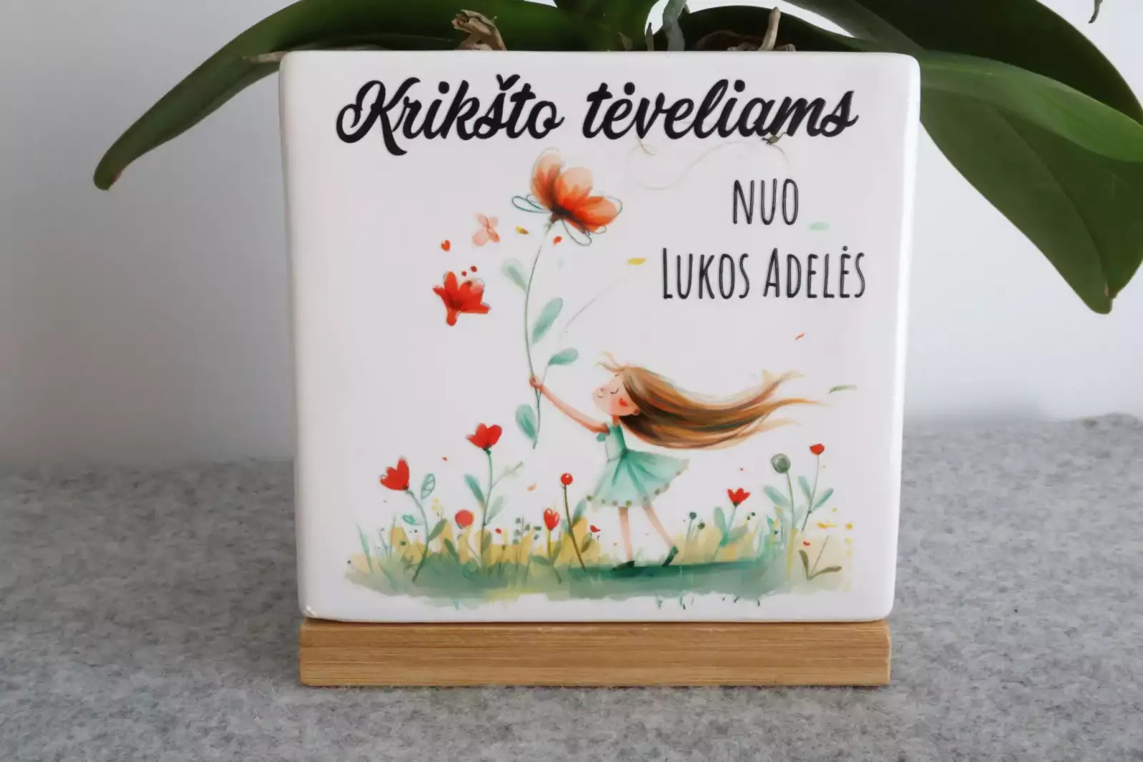 Spalvotas vazonėlis krikšto mamai „Mergaitė su gėle”
