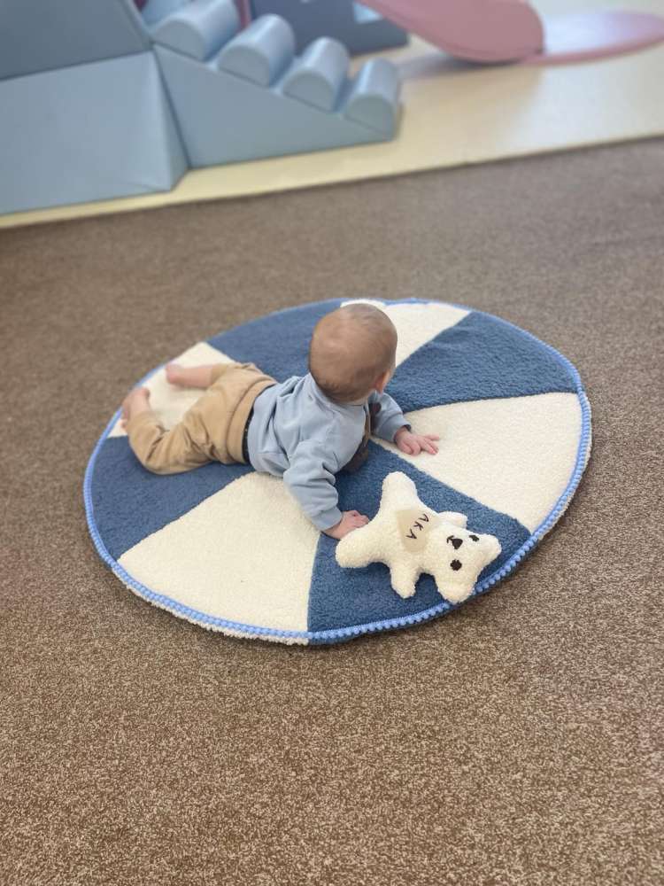 SĖDINUKAS su apvaliu kilimėliu ,,Teddy vandenynas,,