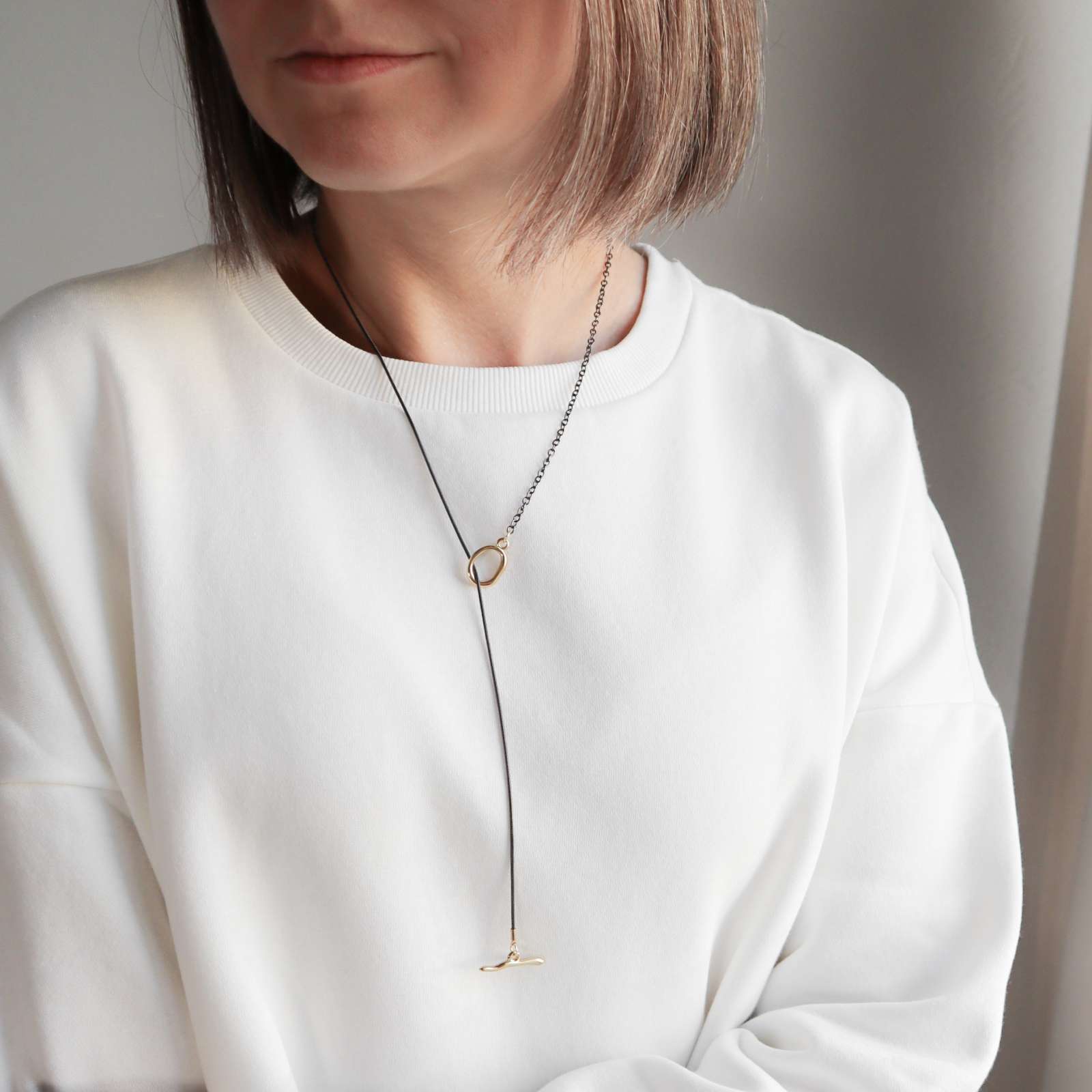 Minimalistinė juodinta grandinėlė