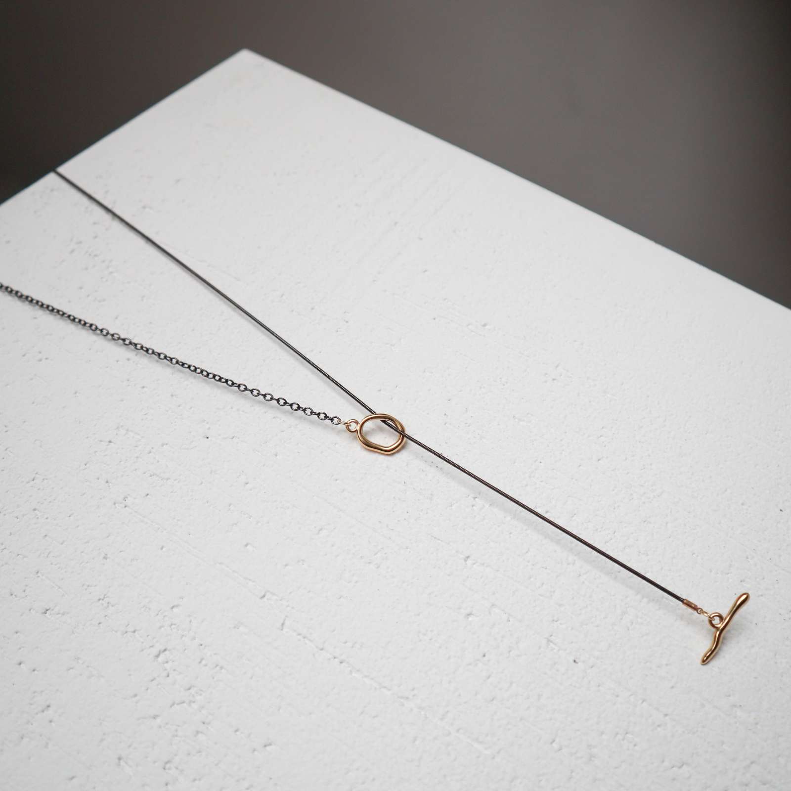 Minimalistinė juodinta grandinėlė