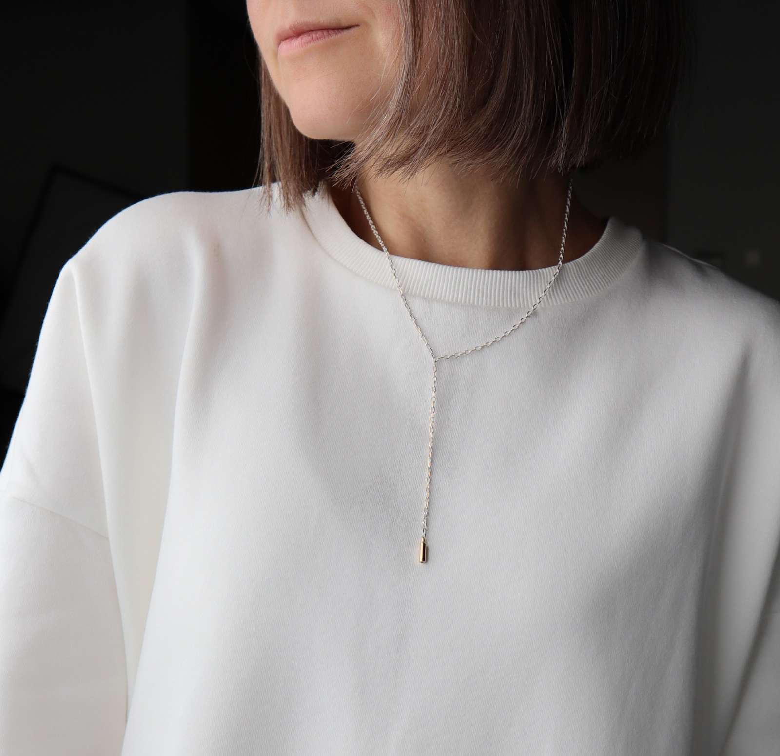 Balta minimalistinė grandinėlė