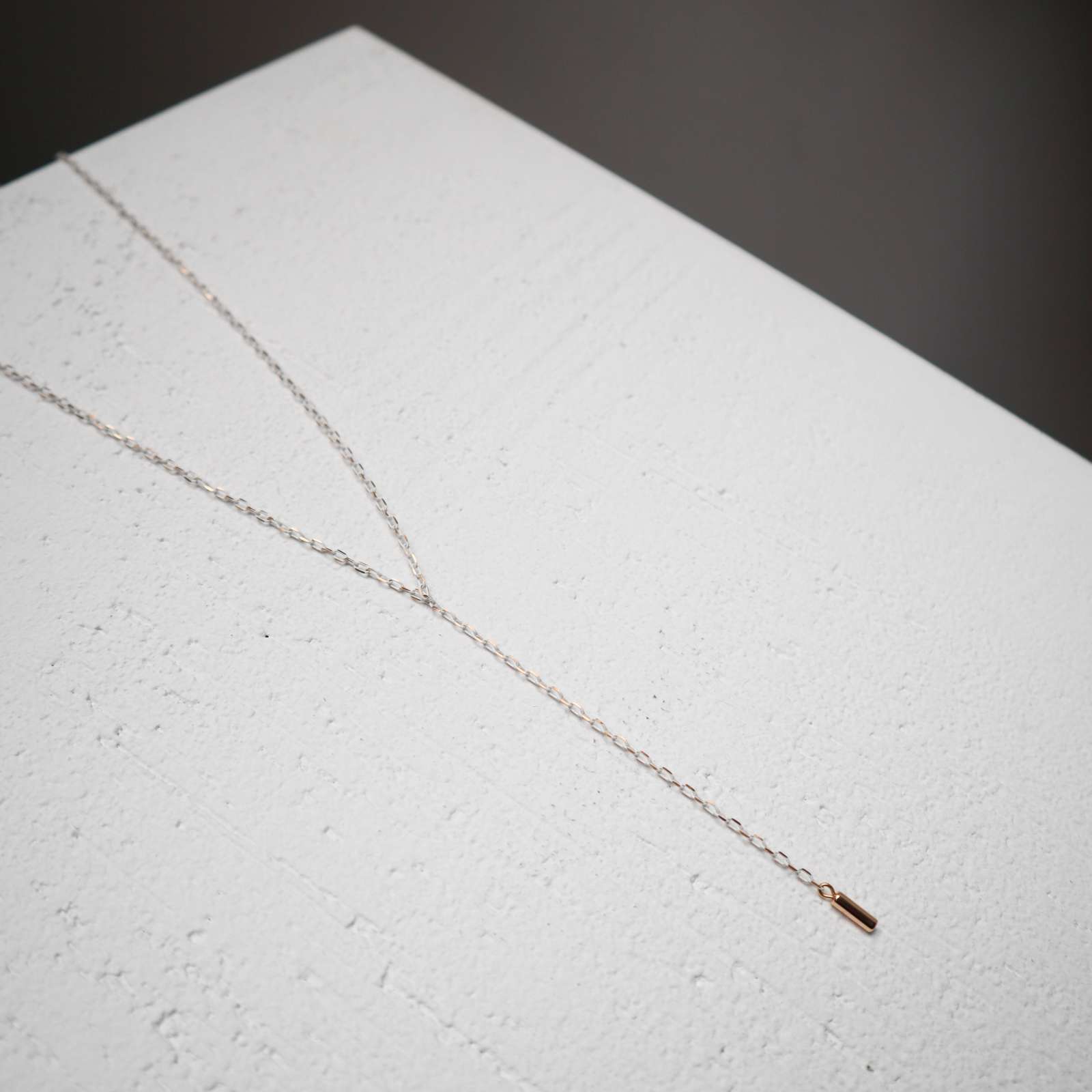 Balta minimalistinė grandinėlė