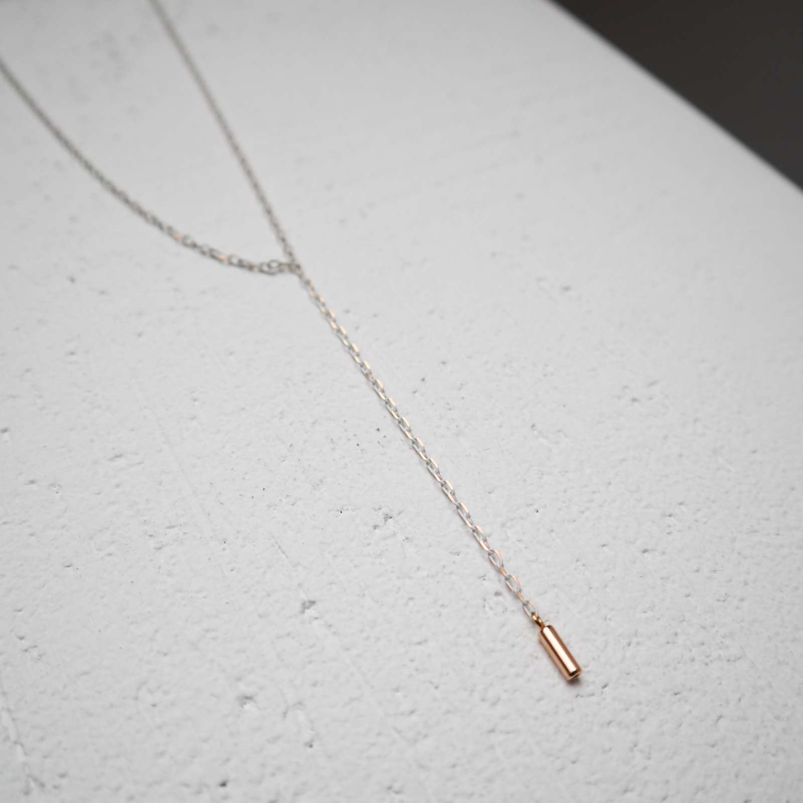 Balta minimalistinė grandinėlė
