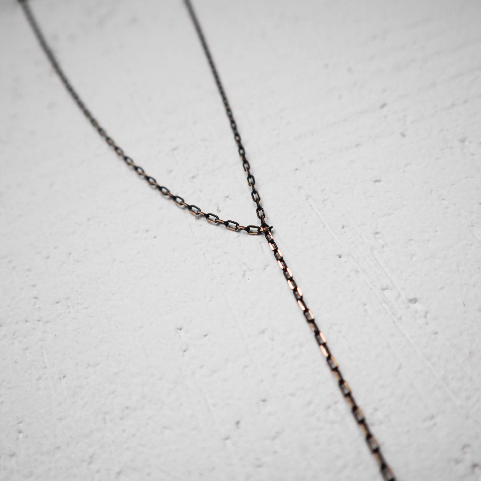 Juoda minimalistinė grandinėlė