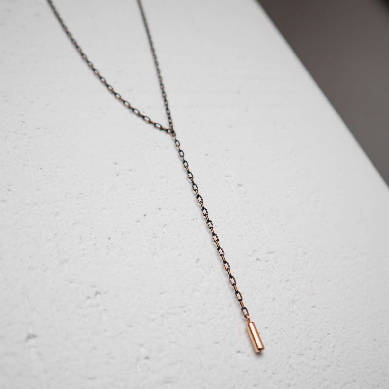 Juoda minimalistinė grandinėlė