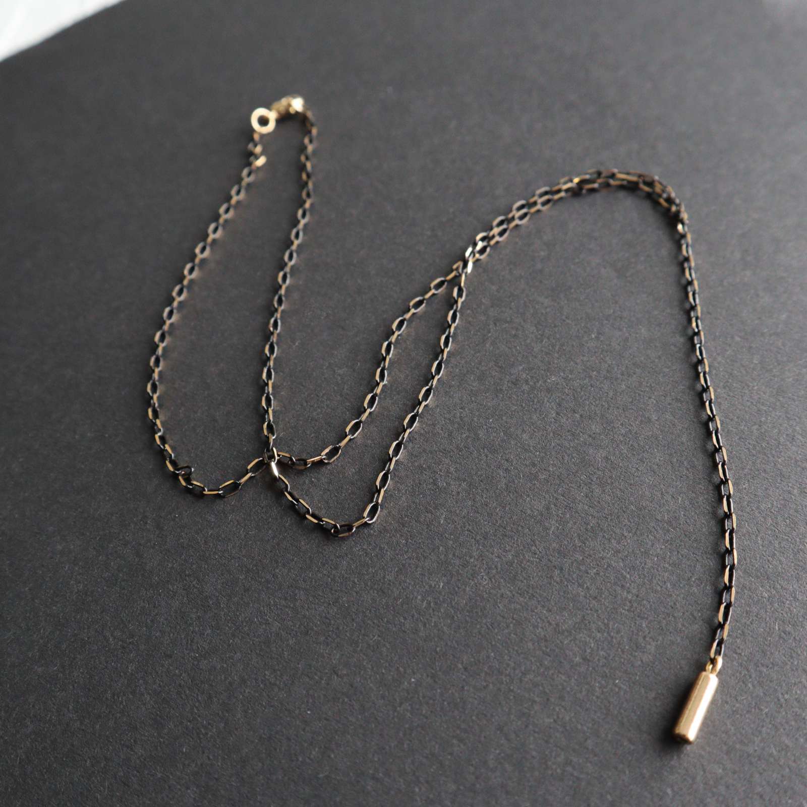Juoda minimalistinė grandinėlė