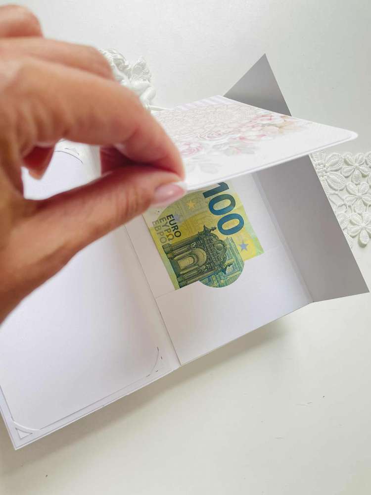 Atvirukas jaunuosius sveikinti vestuvių proga su voku pinigams viduje
