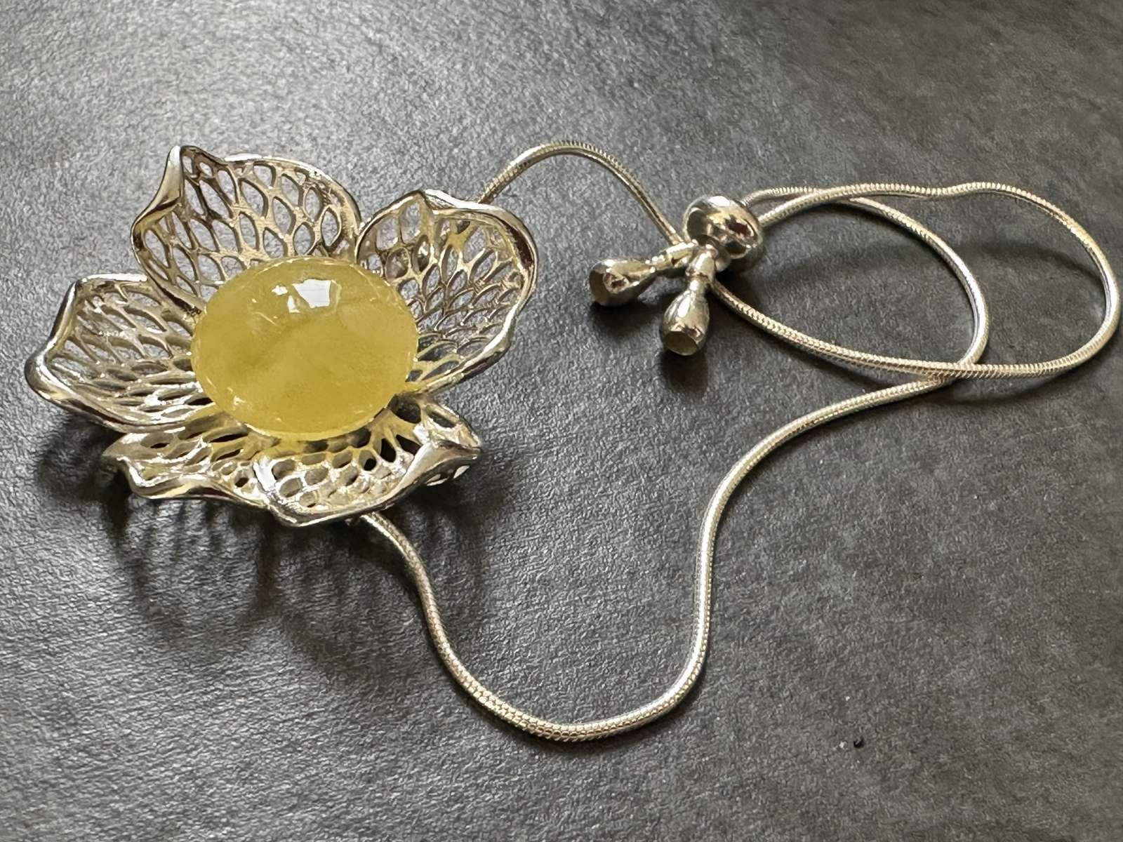 Sidabrinė apyrankė su natūraliu geltonu Baltijos gintaru- 3D GĖLĖ, svoris 6,12 gr