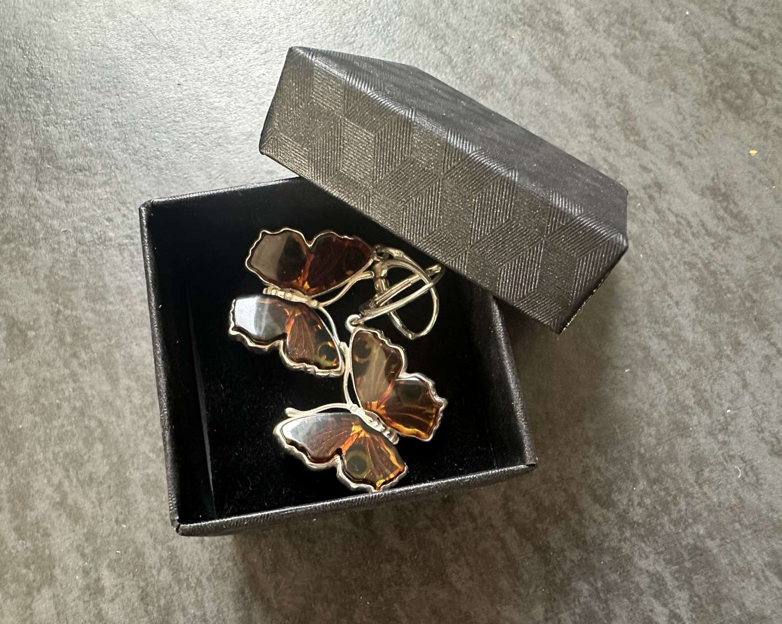Sidabriniai auskarai, kabantys, su natūraliu Baltijos gintaru- POVO AKIS, svoris 7.26gr