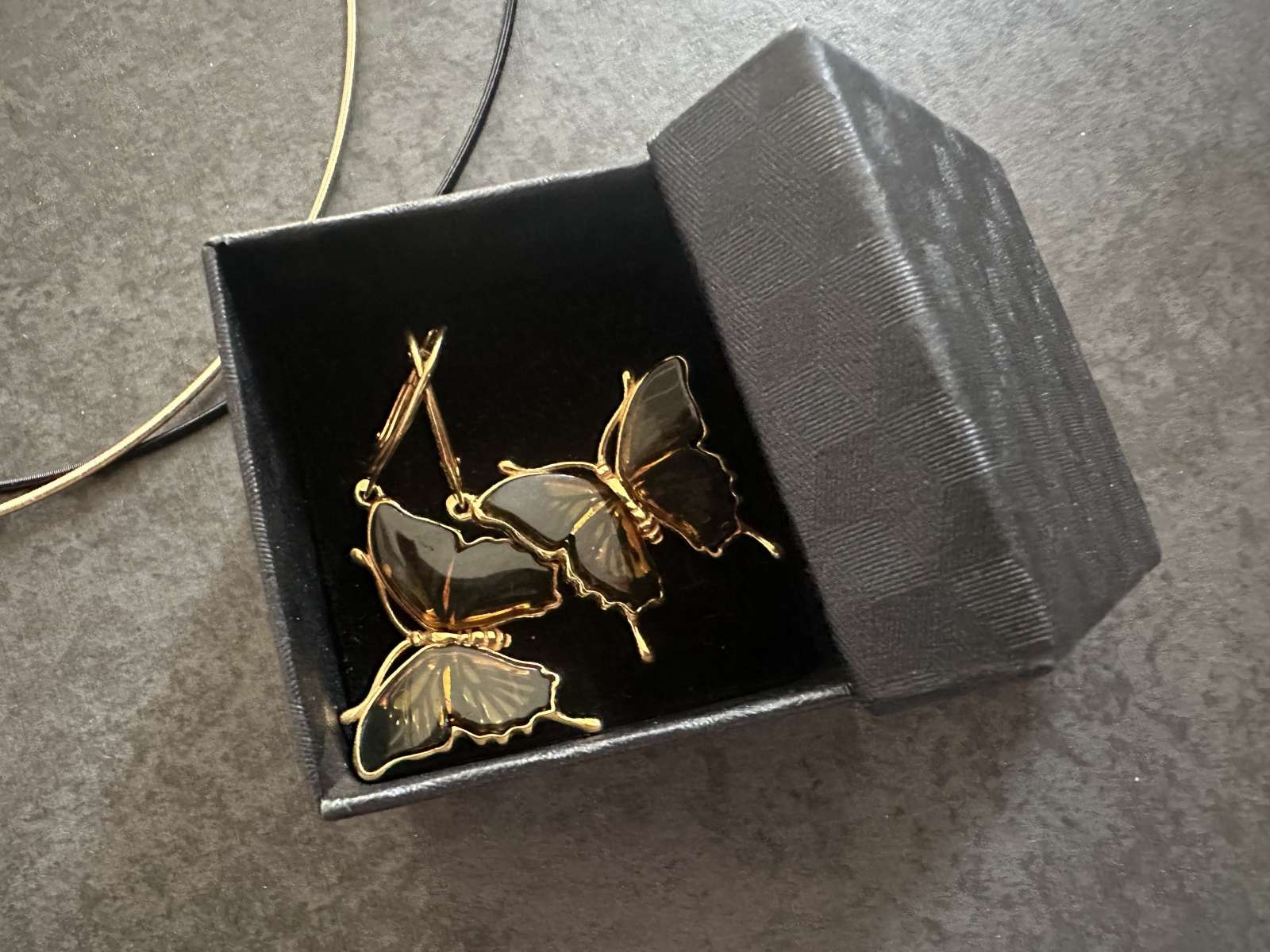 Paauksuoti sidabriniai auskarai, kabantys, su natūraliu Baltijos gintaru- PLASTAKE, svoris 6,79gr