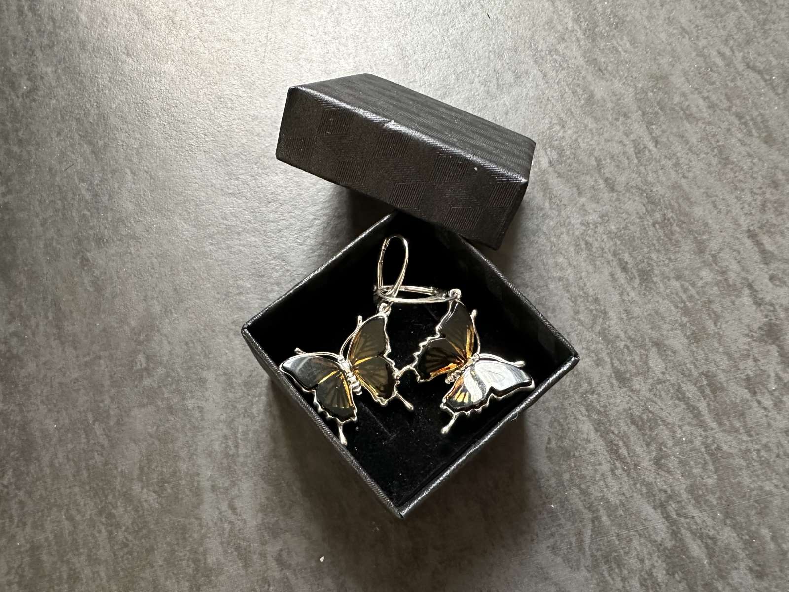 Sidabriniai auskarai, kabantys, su natūraliu Baltijos gintaru- PLASTAKE, svoris 6,98 gr