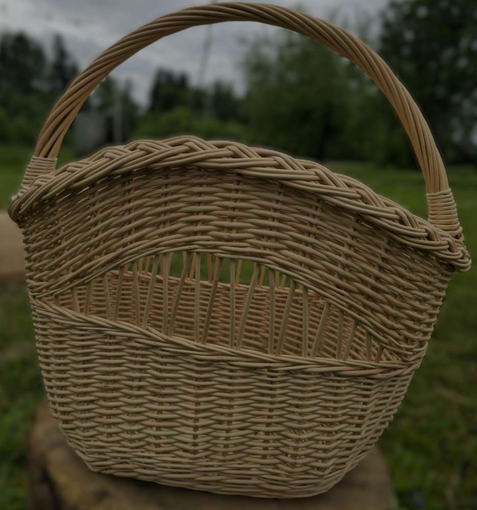 Rankų darbo pintas vytelių krepšys