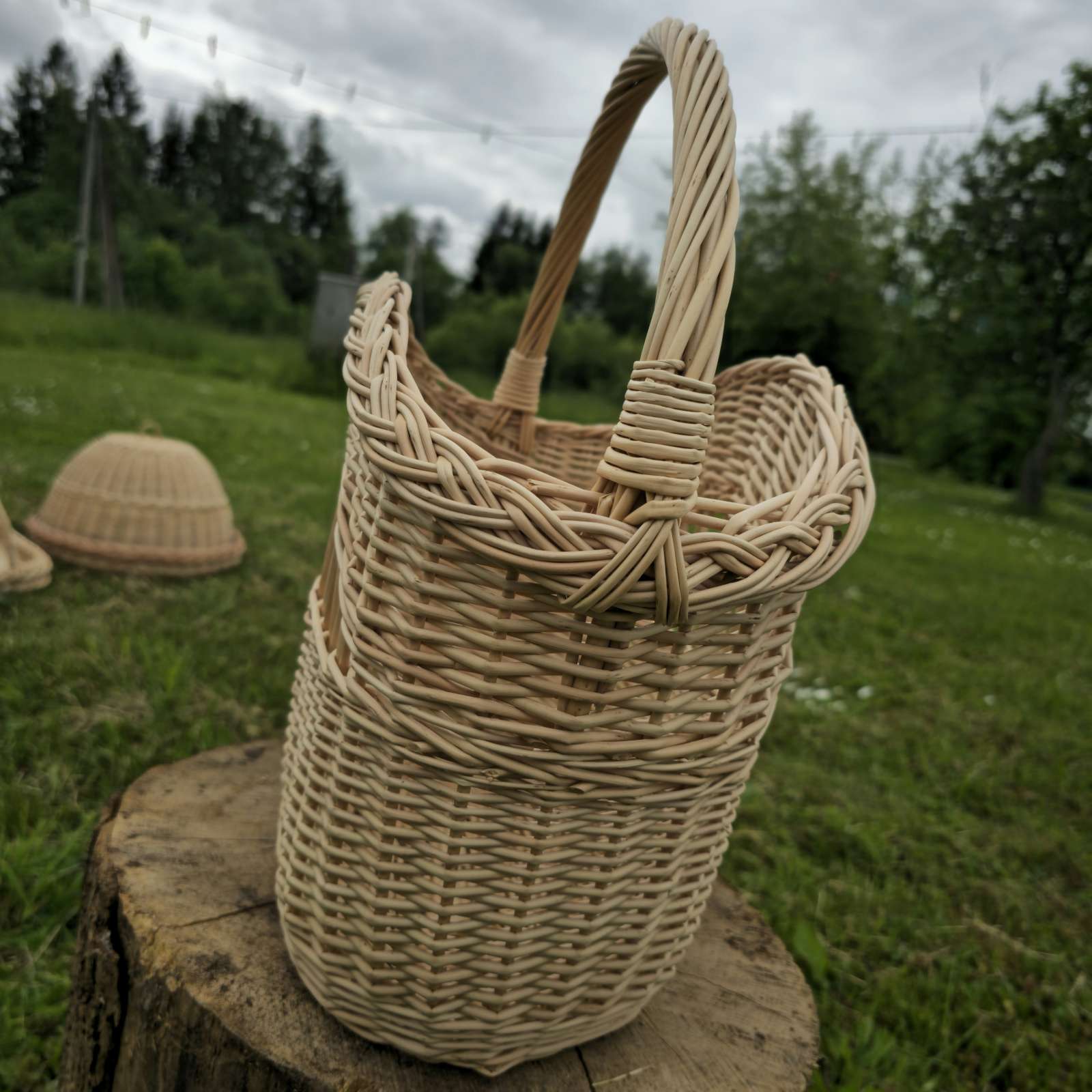 Rankų darbo pintas vytelių krepšys