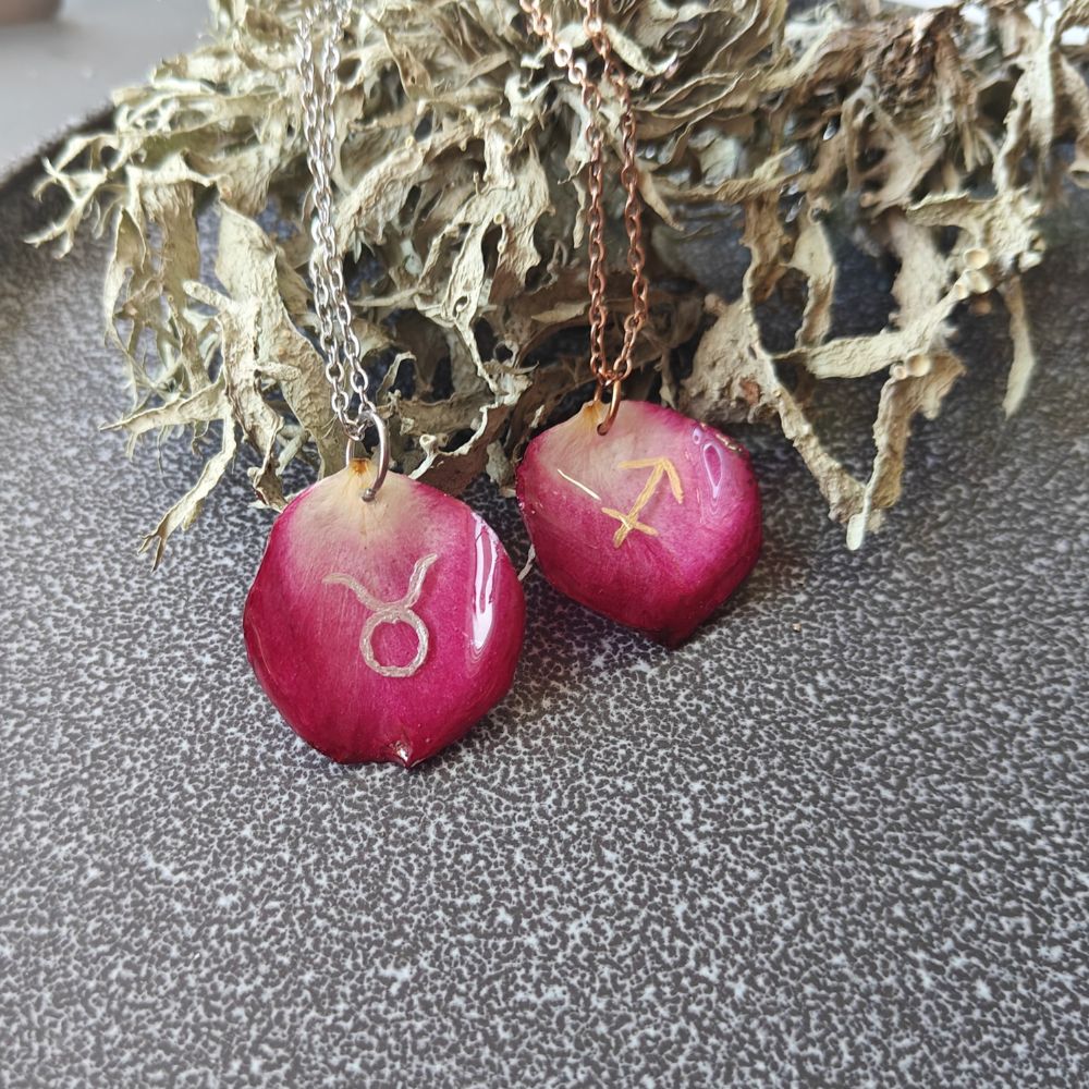 Likimas. Reljefinis rankų darbo epoksido dervos pakabukas su džiovintomis gėlėmis