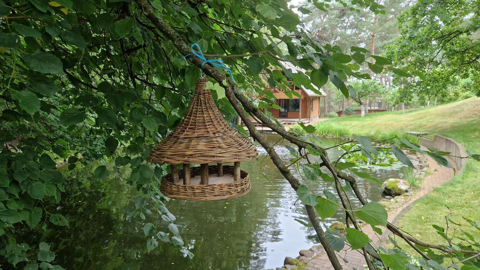 Rankų darbo Paukščių lesykla