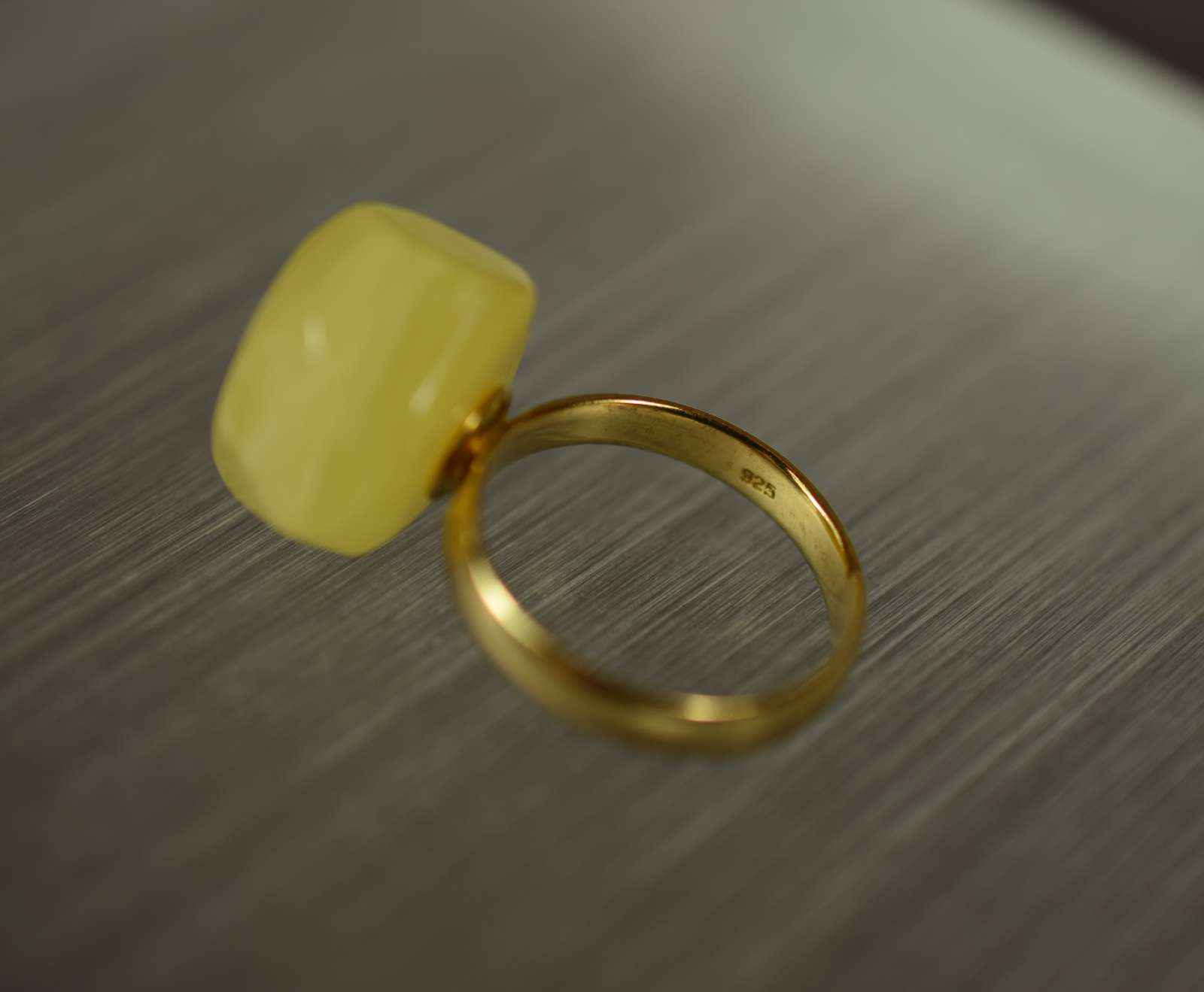 Reguliuojamas nuostabus gintarinis žiedas su pakabuku AR0032