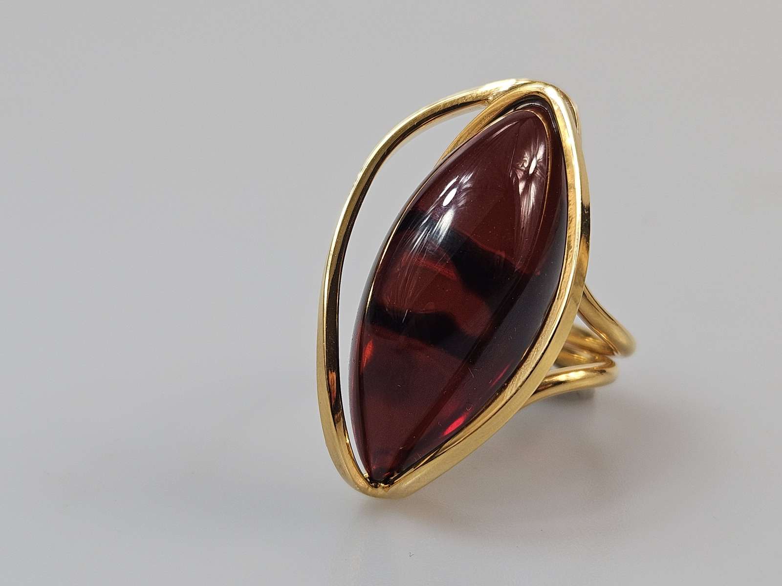 Gintarinis žiedas Amber ring didelis žiedas su  vyšniniu gintaru ir auksu
