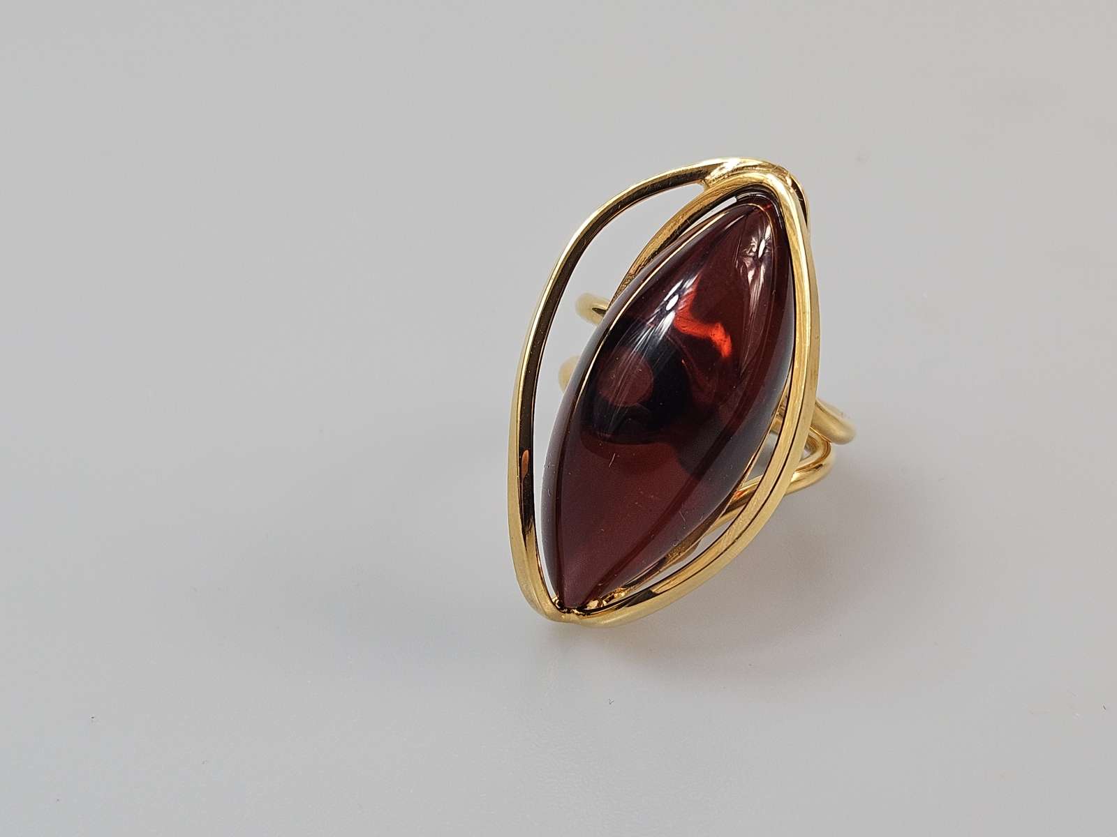 Gintarinis žiedas Amber ring didelis žiedas su  vyšniniu gintaru ir auksu