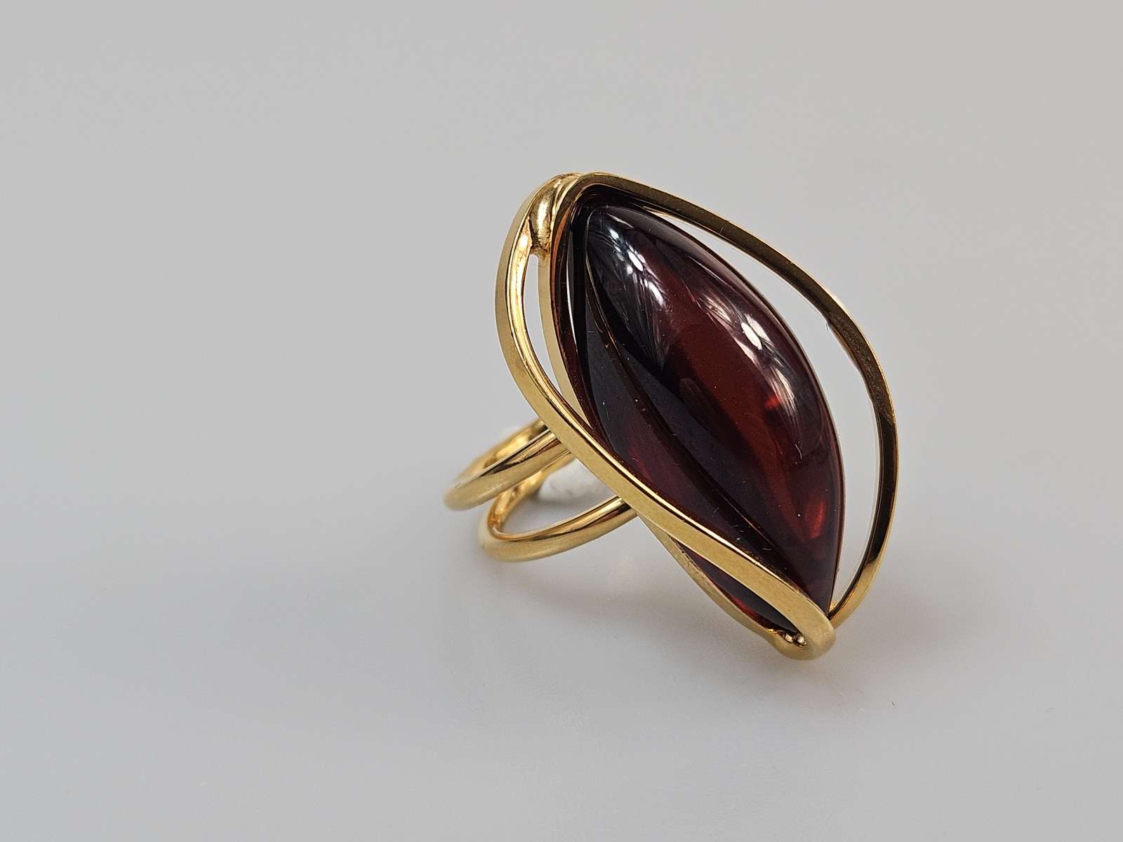 Gintarinis žiedas Amber ring didelis žiedas su  vyšniniu gintaru ir auksu