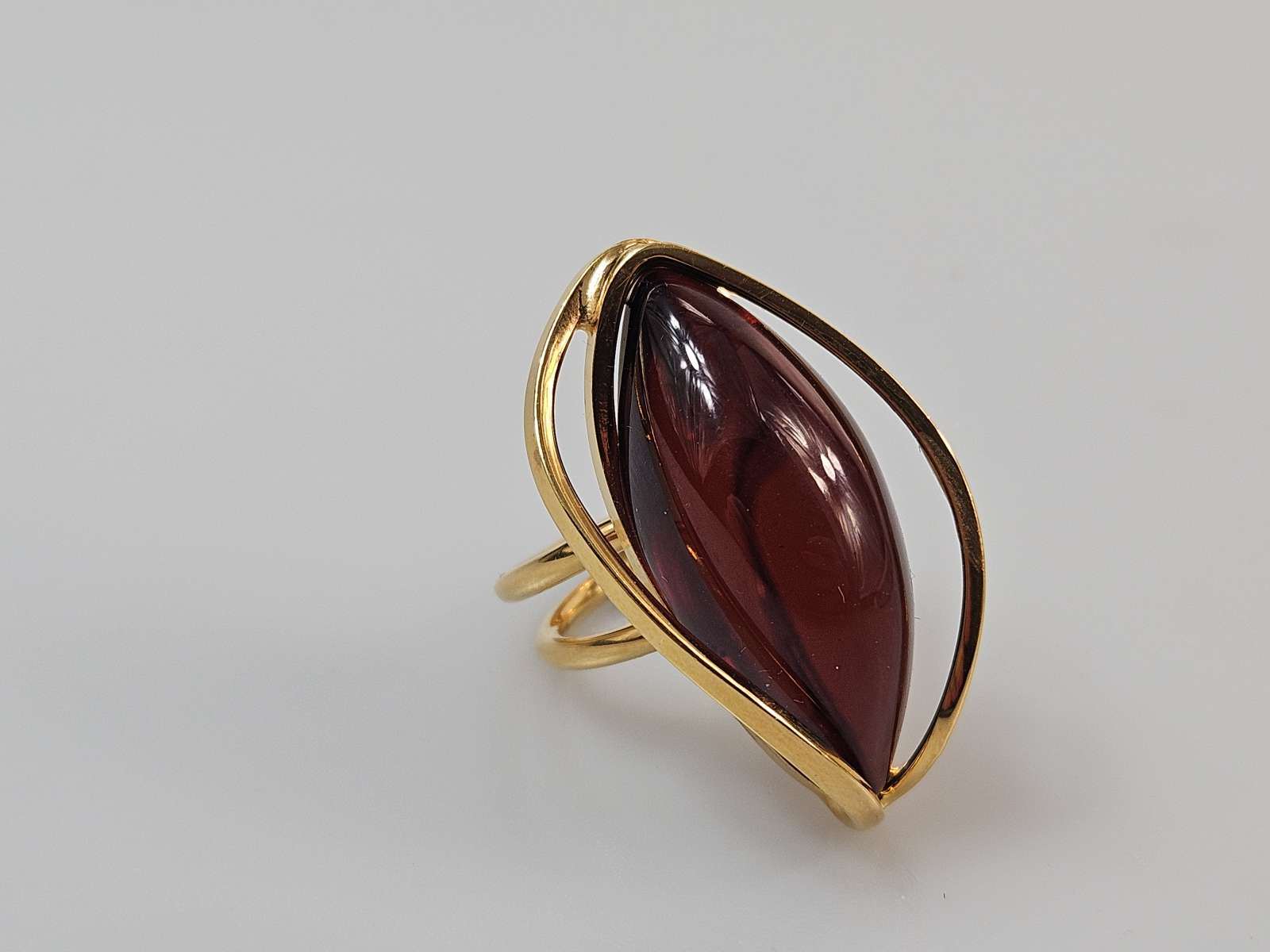 Gintarinis žiedas Amber ring didelis žiedas su  vyšniniu gintaru ir auksu