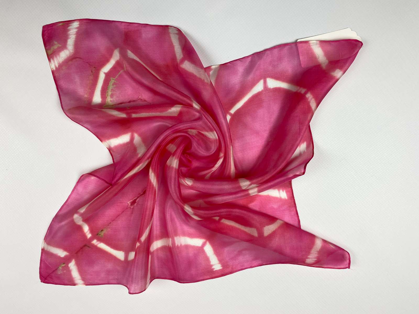 „Lietuviškas Šilko Dvelksmas“ – rankomis tapyta skarelė (55×55 cm)